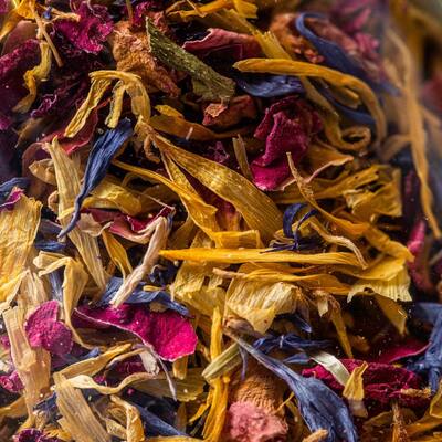 Découvrez le Mélange de fleurs séchées de @savoretsens pour décorer de manière végétale et poétique vos plats et belles assiettes. 

#epiceriefine #frenchfood #aixenprovence #aixmaville #madeinfrance #fabricationfrancaise #lamaisonfrancaise #delicatessen #frenchdelicatessen #gastronomie #fleursgastronomiques #fleursséchées #fleurcomestible