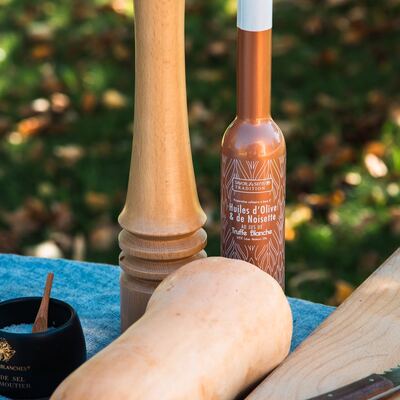 Découvrez l'huile d'olive et de noisette au jus de truffe. Un savant mélange pour une huile de nappage très élégante !

#epiceriefine #frenchfood #aixenprovence #aixmaville #madeinfrance #fabricationfrancaise #lamaisonfrancaise #delicatessen #frenchdelicatessen #gastronomie #foodlovers #instafood #huiledolive #fallseason #automne #butternut #fleurdesel