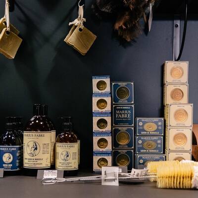 Nettoyants naturels, écologiques et économiques, ils remplacent aisément plus d’une dizaine de produits ménagers et deviendront vite des indispensables de votre cuisine.

#epiceriefine #aixenprovence #madeinfrance #fabricationfrancaise #lamaisonfrancaise #produitsfrancais #produitecologique #maisonecologique #mariusfabre #savon #lifestyle