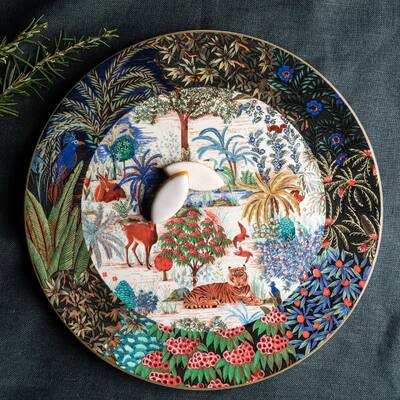 Ce joli plat à gâteaux fera un très beau cadeau à offrir. Sa taille généreuse lui permet d'être utilisé comme plat de service. Laissez-vous emmener dans un voyage enchanteur grâce aux motifs et aux couleurs lumineuses.

#shopping #madeinfrance #fabricationfrancaise #lamaisonfrancaise #lifestyle #design #aixenprovence #aixmaville #epiceriefine #platagateau #cakeplate #gien #faienceriedegien #faience #ideecadeau #ideescadeaux #giftideas #cadeaunoel