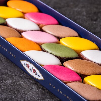 Découvrez les Mini Calissons Arlequins Le Roy René inspirés du Carnaval d'Aix-en-Provence !

Cet assortiment offre des petits calissons aux couleurs vives et aux différentes recettes.

#epiceriefine #epiceriefineaixenprovence #epiceriefrançaise #frenchdelicatessen #instafood #foodlovers #frenchfood #gastronomie #aixenprovence #aixmaville #madeinfrance #fabricationfrancaise #lamaisonfrancaise #produitsfrancais #calisson #calissondaix #confiserie