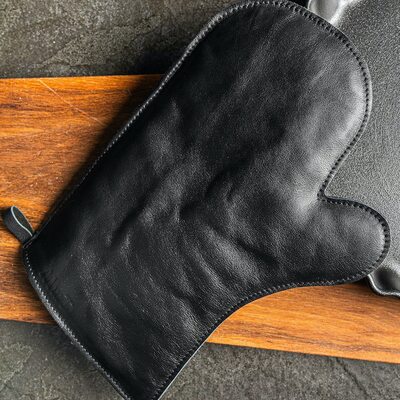 Enfin un gant au chic incontestable dans la cuisine ! Sobre, durable et élégant pour se protéger de la chaleur. 

Une belle idée cadeau !

#fetedesperes #fathersday #ideecadeau #giftideas #fathersdaygifts #ideecadeaufetedesperes #lifestyle #artsdelatable #accessoiredecuisine #cuisine #gantdecuisine #lamaisonfrancaise #epiceriefine #madeinfrance