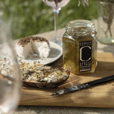 Notre coup de cœur de l’été : le confit de thym sauvage du Domaine de Leos. Un confit artisanal cuit au chaudron qui se distingue par son goût unique et la puissance aromatique singulière de son thym sauvage. Idéal avec votre plateau de fromage !

Crédit photo @domainedeleos 

#epiceriefine #aixenprovence #aixmaville #madeinfrance #fabricationfrancaise #lamaisonfrancaise #delicatessen #gastronomie #confitartisanal #confitdethym #produitsdeprovence #provence #thym #chevrefrais