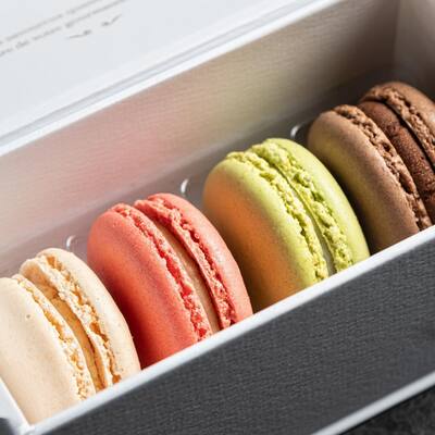 Les macarons de la @maison_lenglet sont excellents et élégants, avec leur tendre croquant à l’extérieur et fondant à l’intérieur. 

Profitez des délicieux parfums : pistache, chocolat-tonka, framboise et vanille et d’autres à découvrir en boutique. 

#epiceriefine #frenchfood #aixenprovence #aixmaville #madeinfrance #fabricationfrancaise #lamaisonfrancaise #delicatessen #frenchdelicatessen #gastronomie #macarons #macaroons #patisseriefrancaise #gourmandises