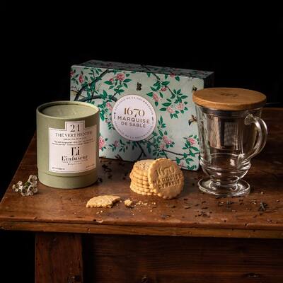 Une idée de cadeau très chic-romantique avec l'association délicieusement vintage de :

La Tisanière Abeille La Rochère 
Le Thé à la menthe l'Infuseur
La belle Boite de petits sablés "Dans un jardin" de la Sablésienne

#epiceriefine #frenchfood #gastronomie #lifestyle #cave #aixenprovence #aixmaville #madeinfrance #fabricationfrancaise #teatime #sablé #thévert #coffretcadeau